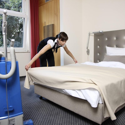 Zimmermädchen Betten machen