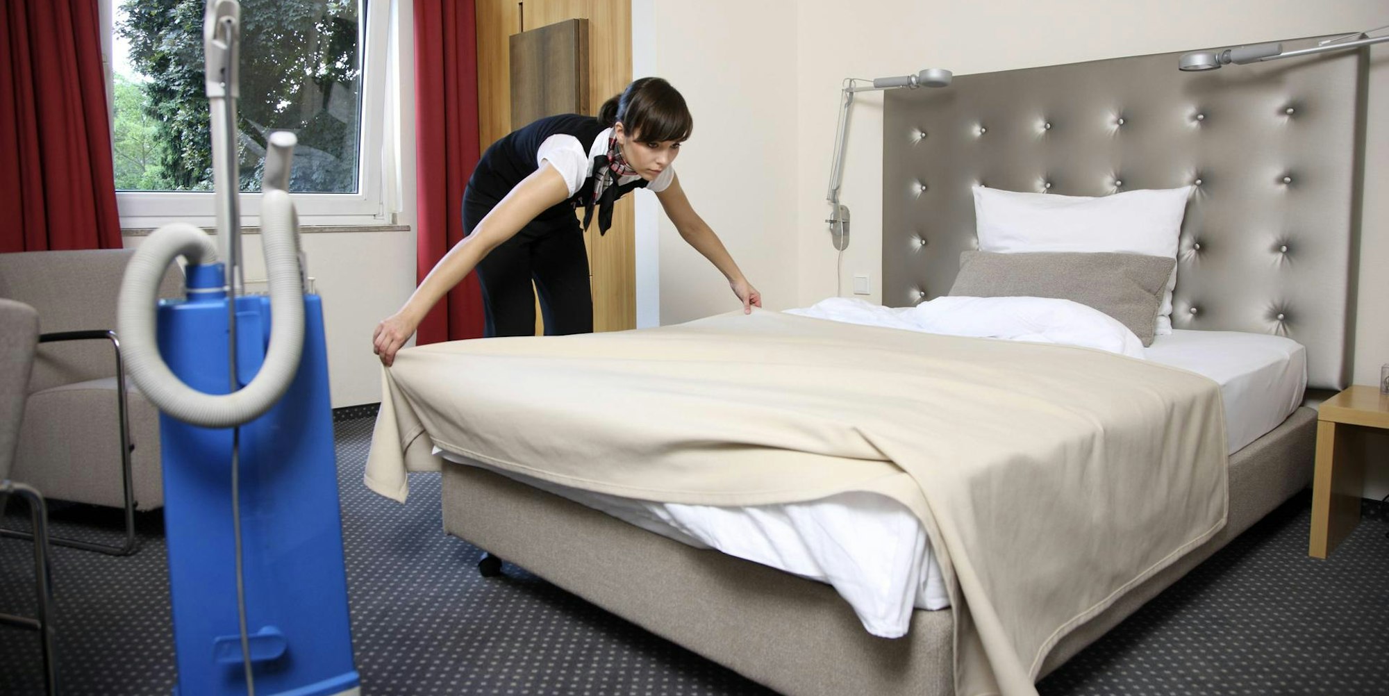 Zimmermädchen Betten machen