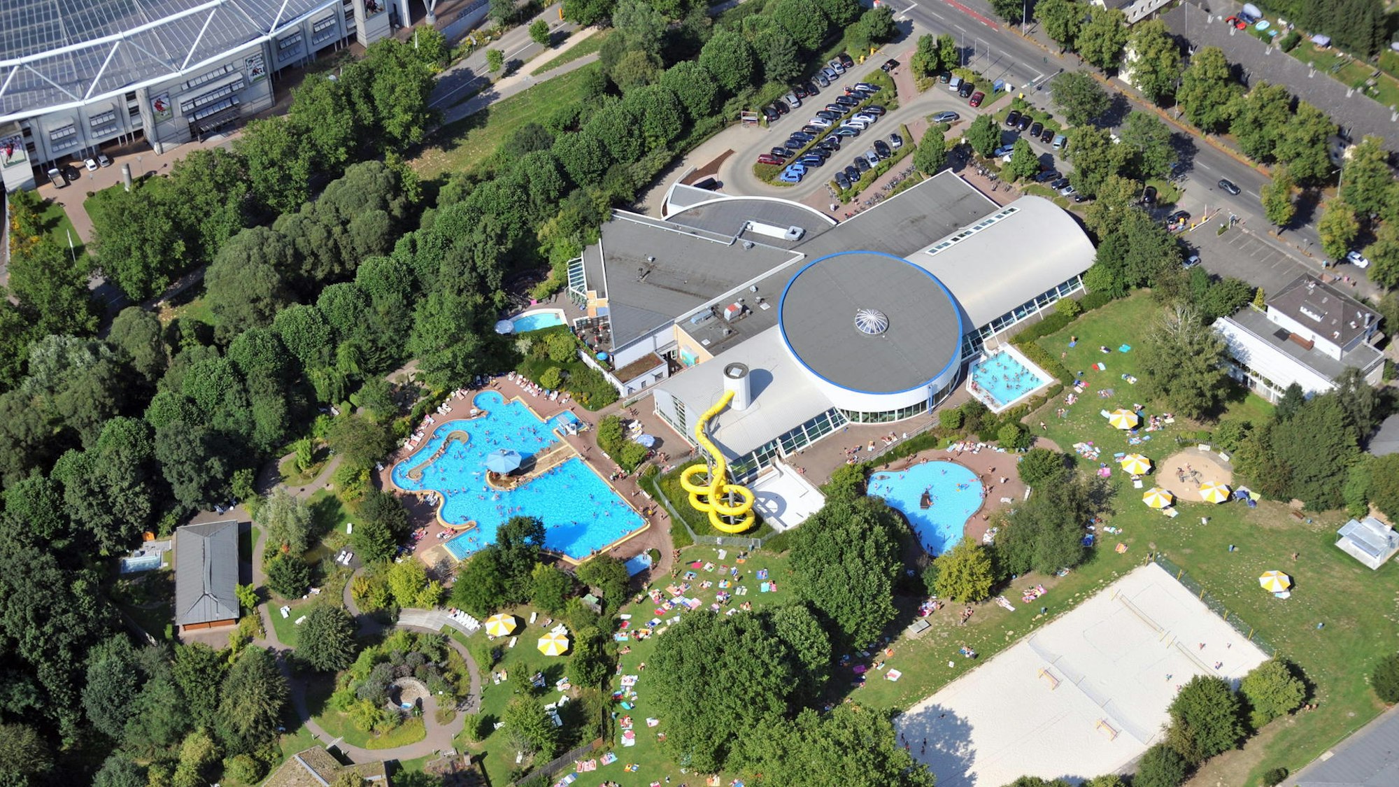 Das Calevornia aus der Luft im Jahr 2019 - mit gut besuchter Liegewiese.