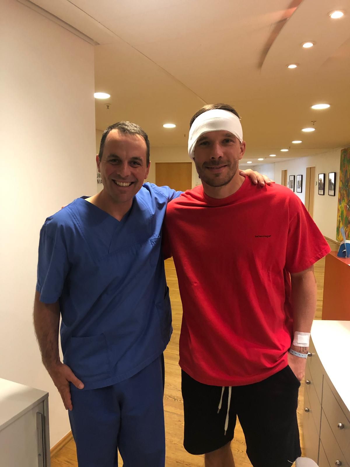 Podolski_mit_Arzt