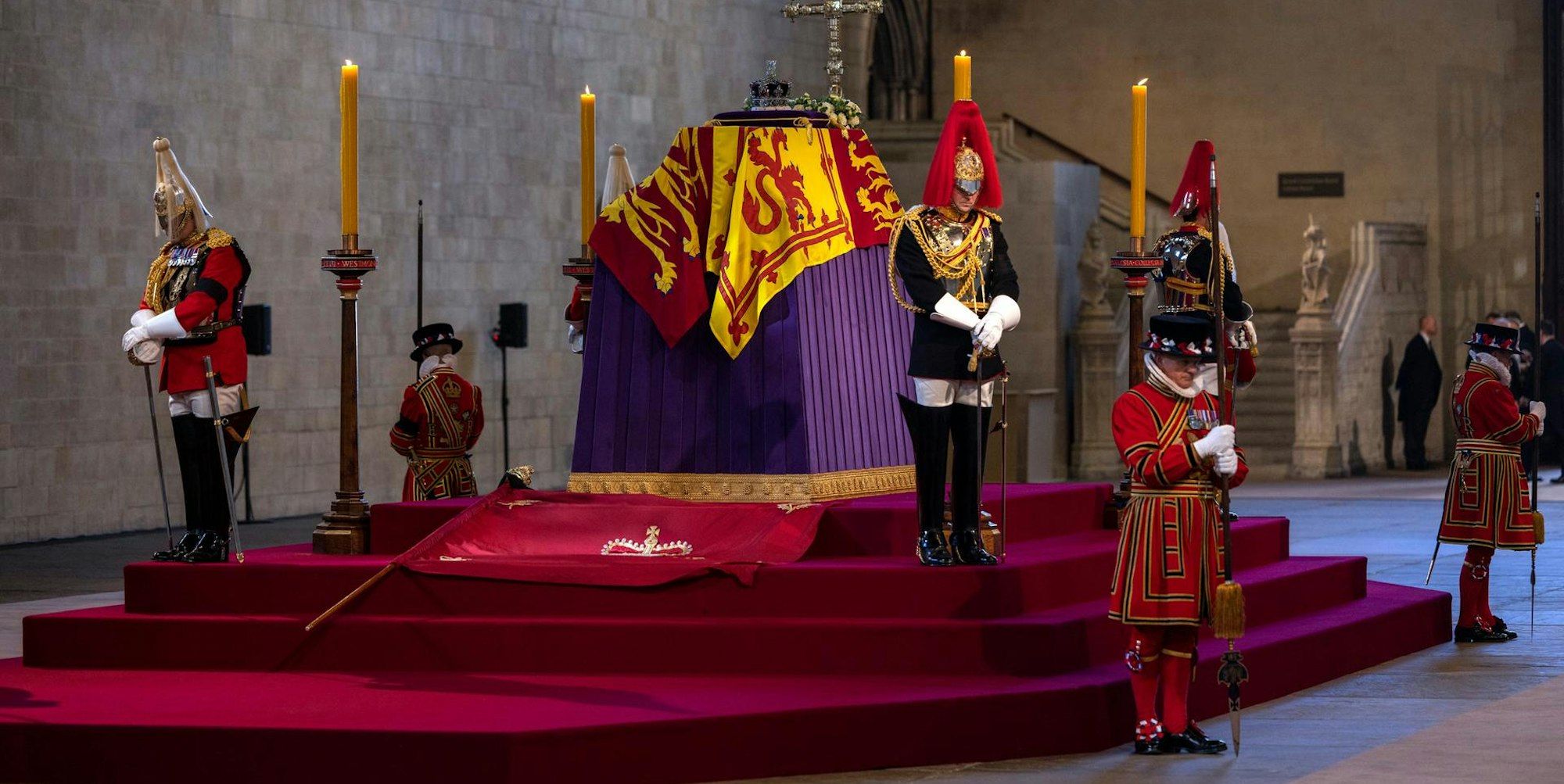 Queen Sarg Westminister ap 15092