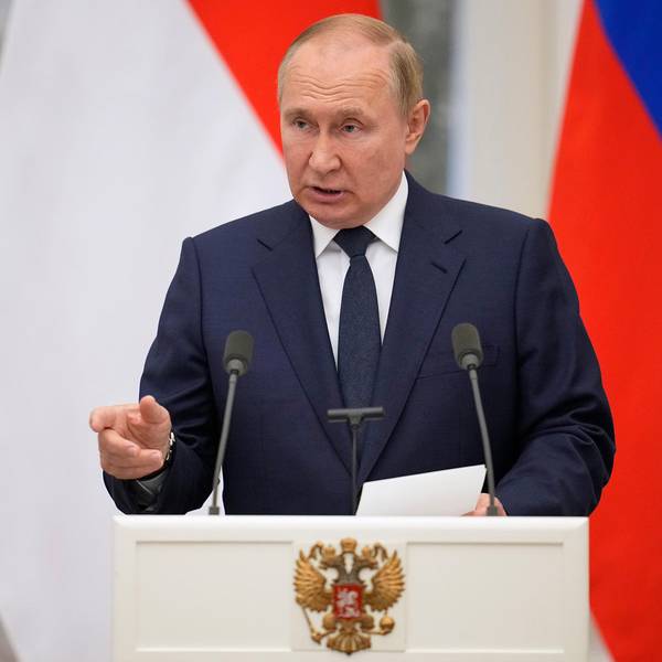 Putin Pult Russlandfahne dpa
