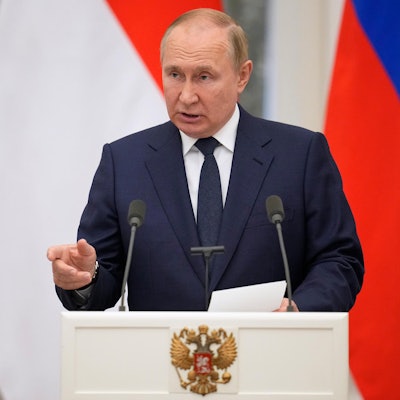 Putin Pult Russlandfahne dpa