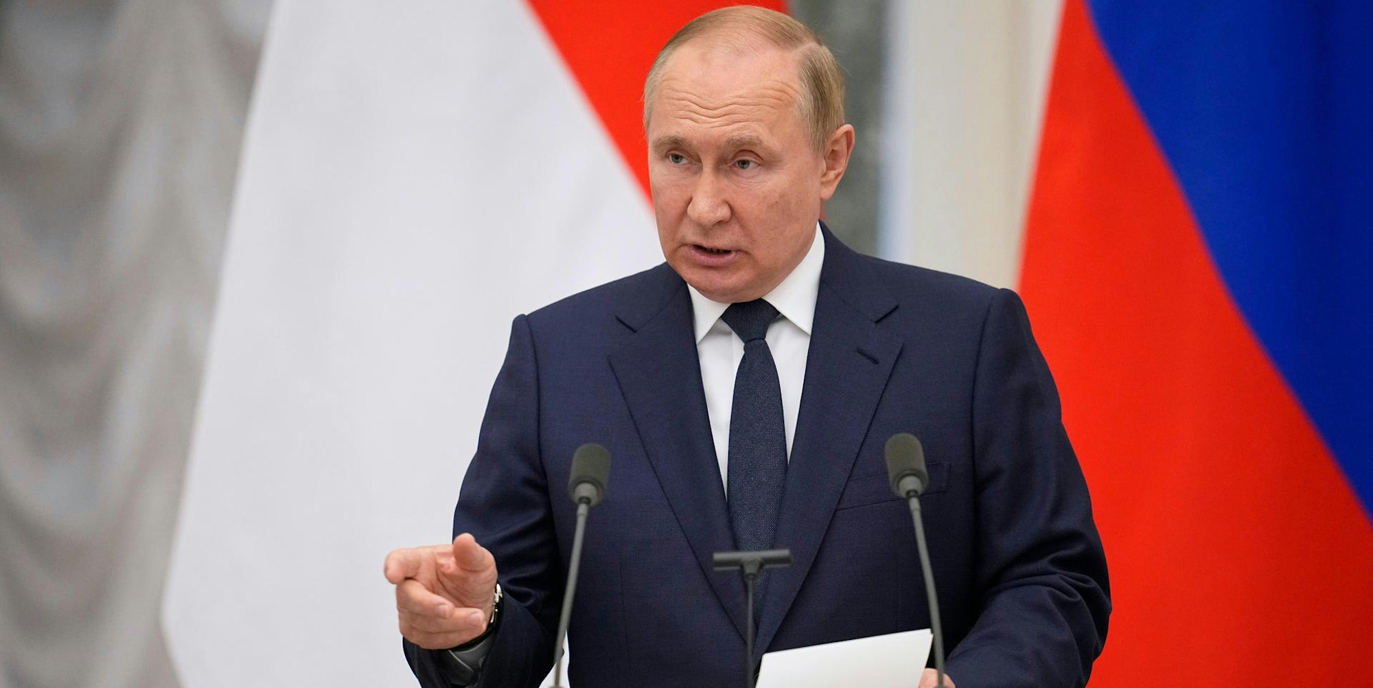 Putin Pult Russlandfahne dpa