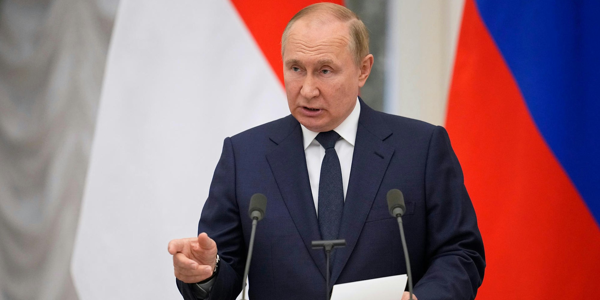 Putin Pult Russlandfahne dpa