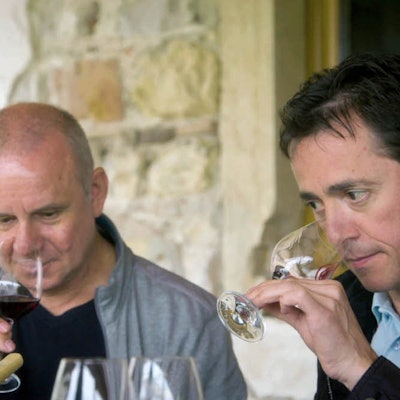 Joachim Król und Vincent Moissonnier riechen in ein Weinglas.