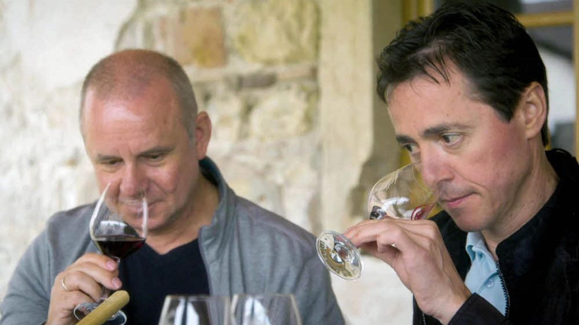 Joachim Król und Vincent Moissonnier riechen in ein Weinglas.
