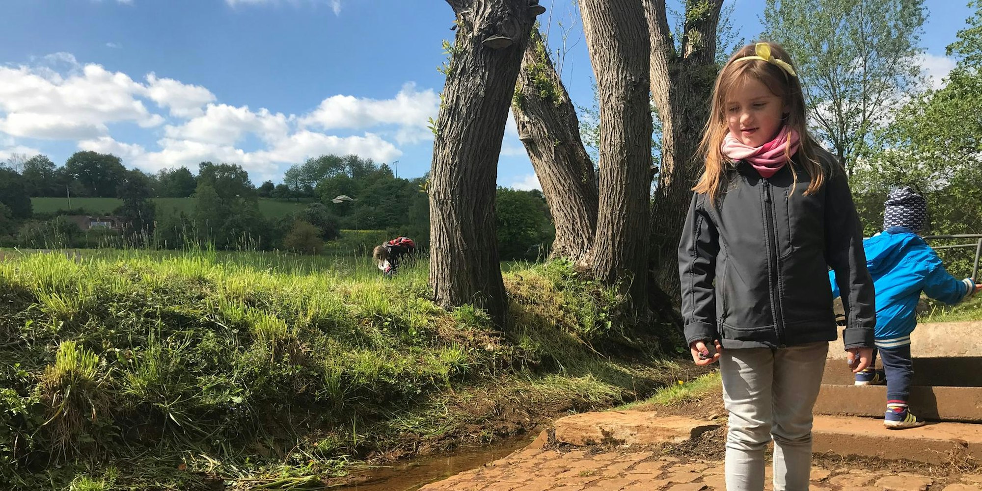 !!! Frontfoto-Trasshöhlen