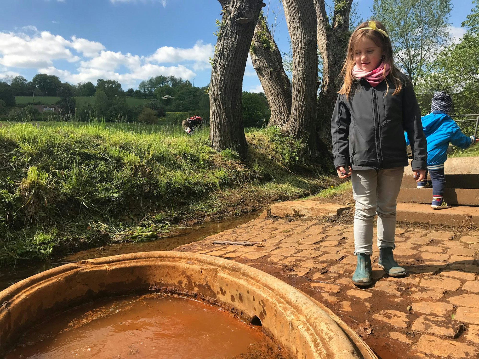 !!! Frontfoto-Trasshöhlen