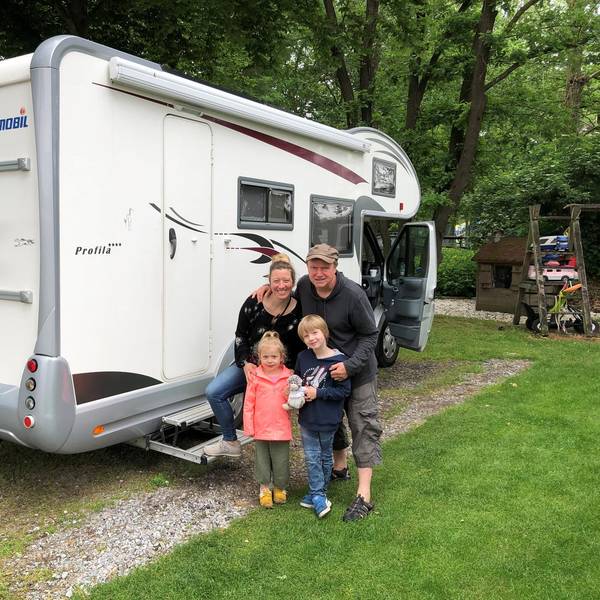 Familie mit Mobil