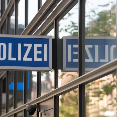 Polizei-Schild Frankfurt dpa 110