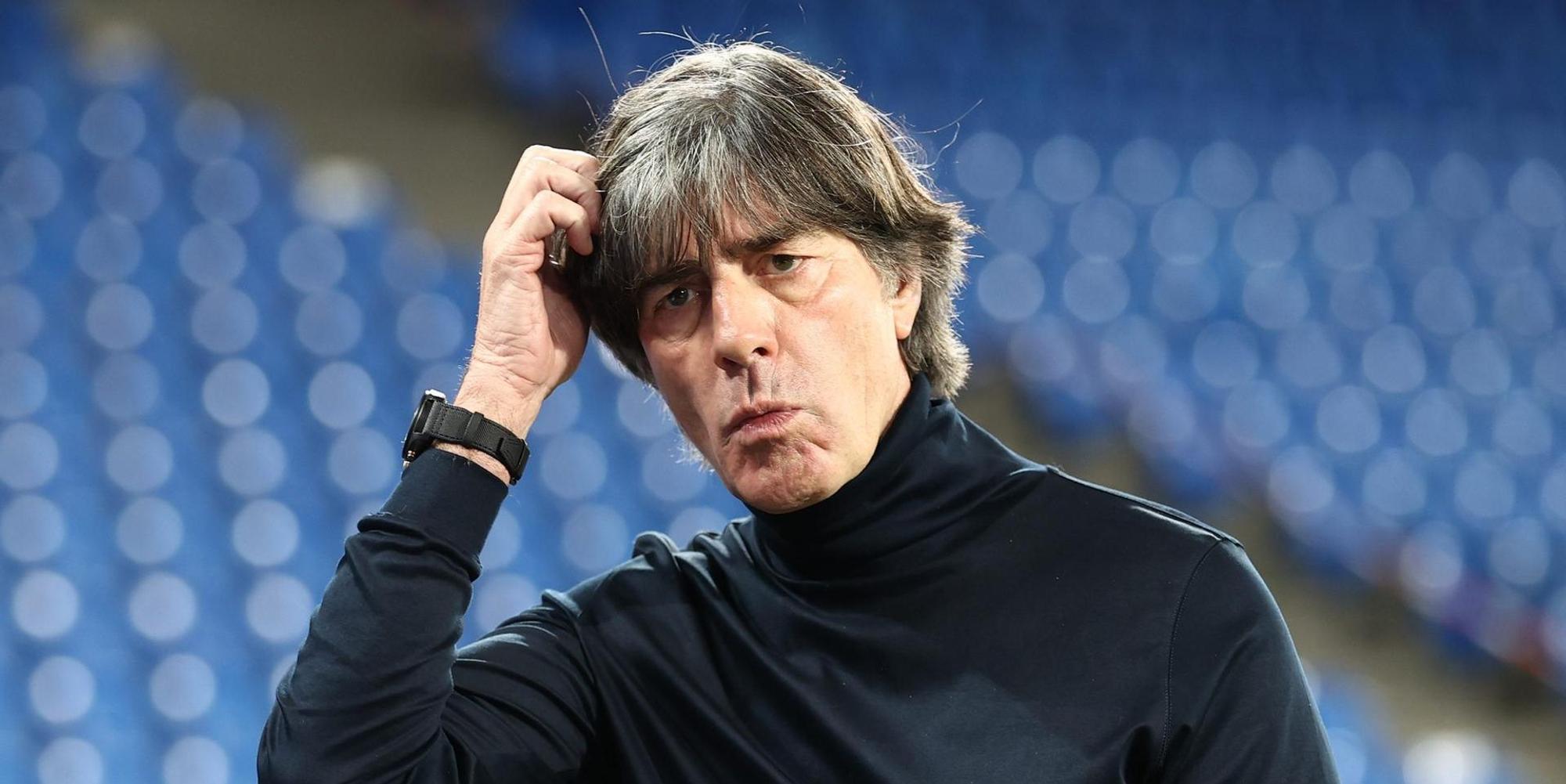Löw kratzt sich am Kopf