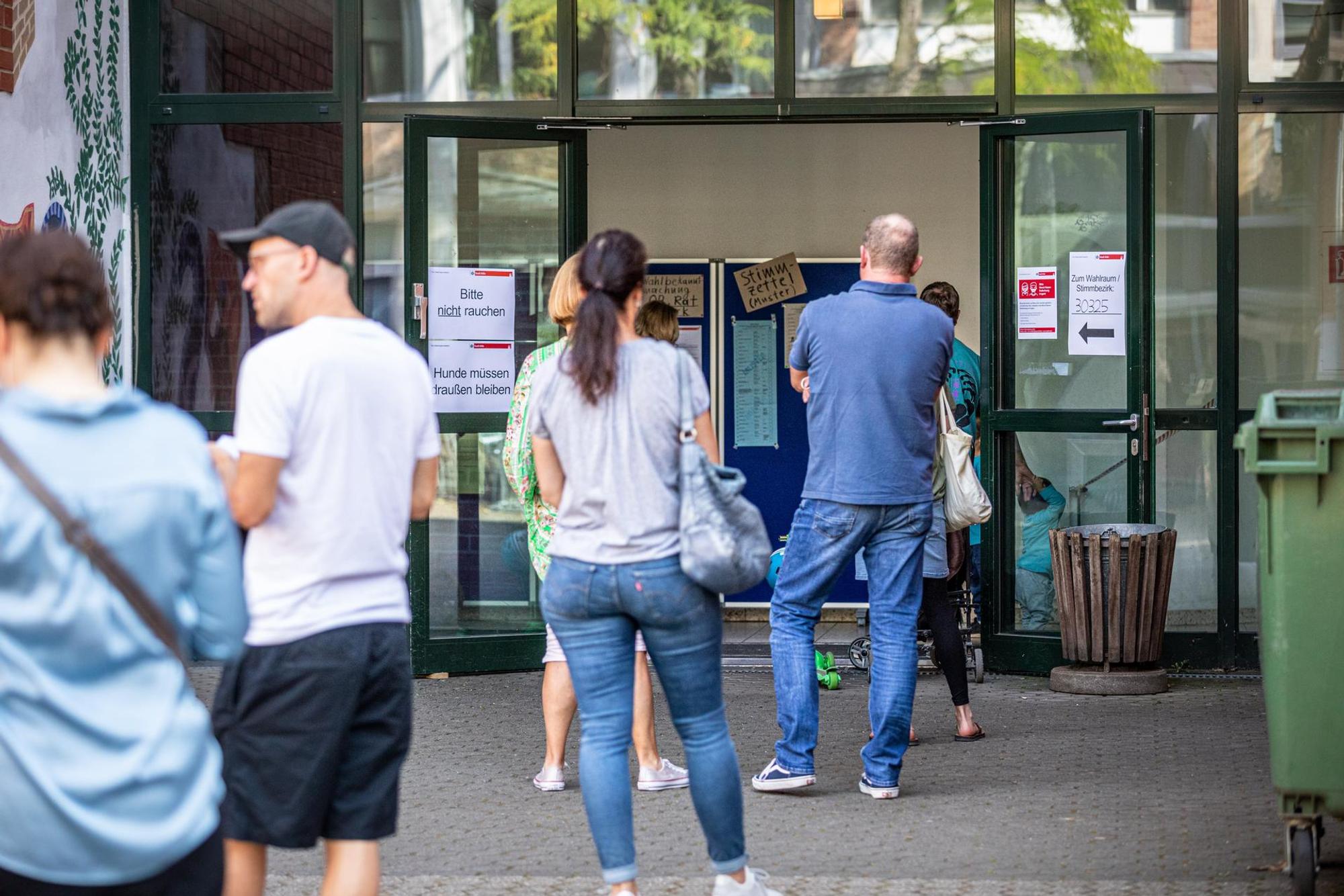 Schlange vor Wahllokal (1)