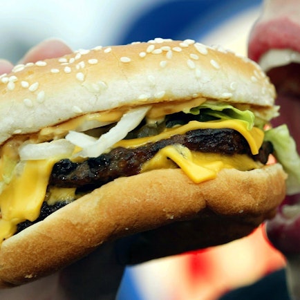 Frau isst einen Burger