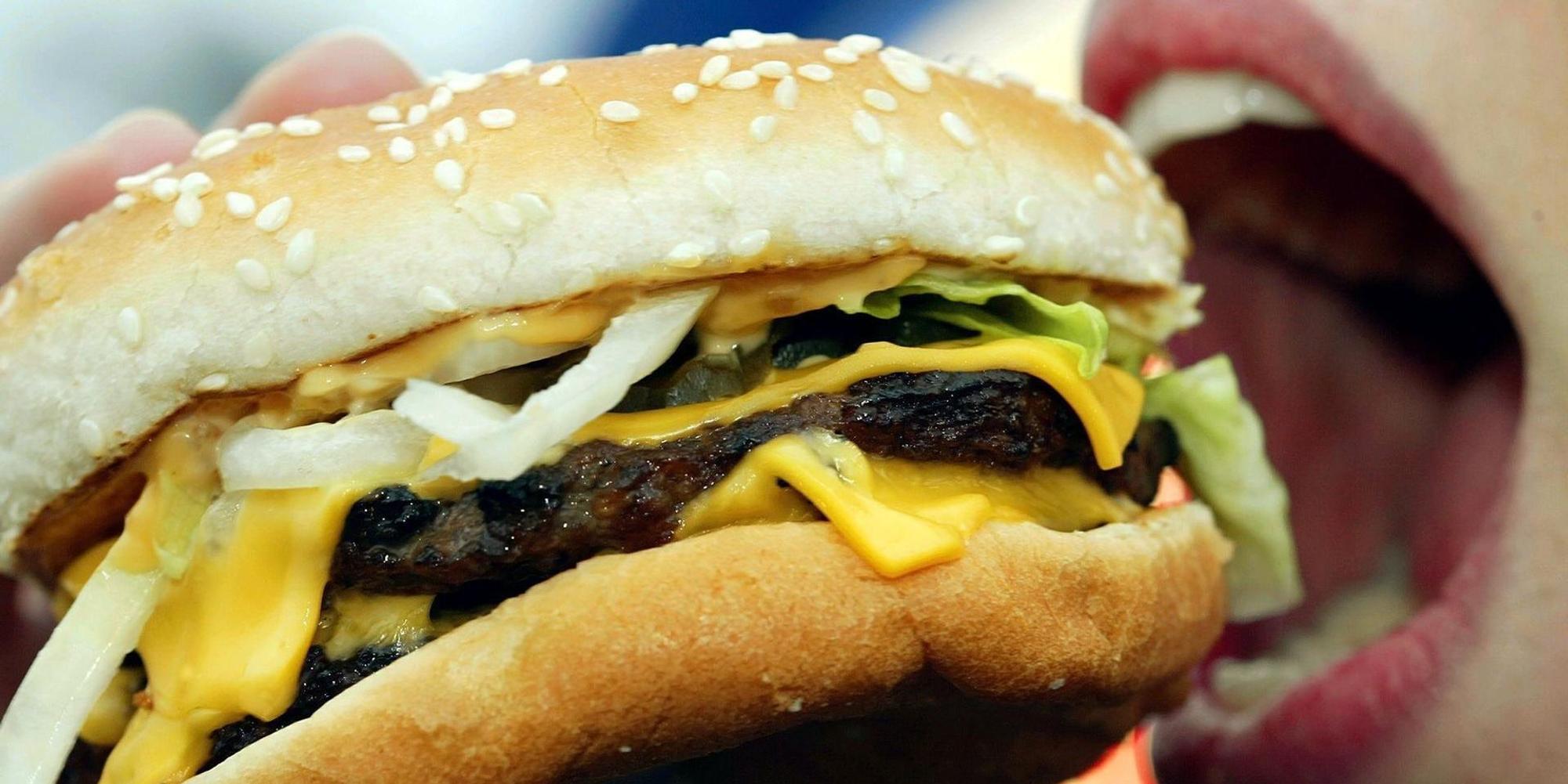 Frau isst einen Burger
