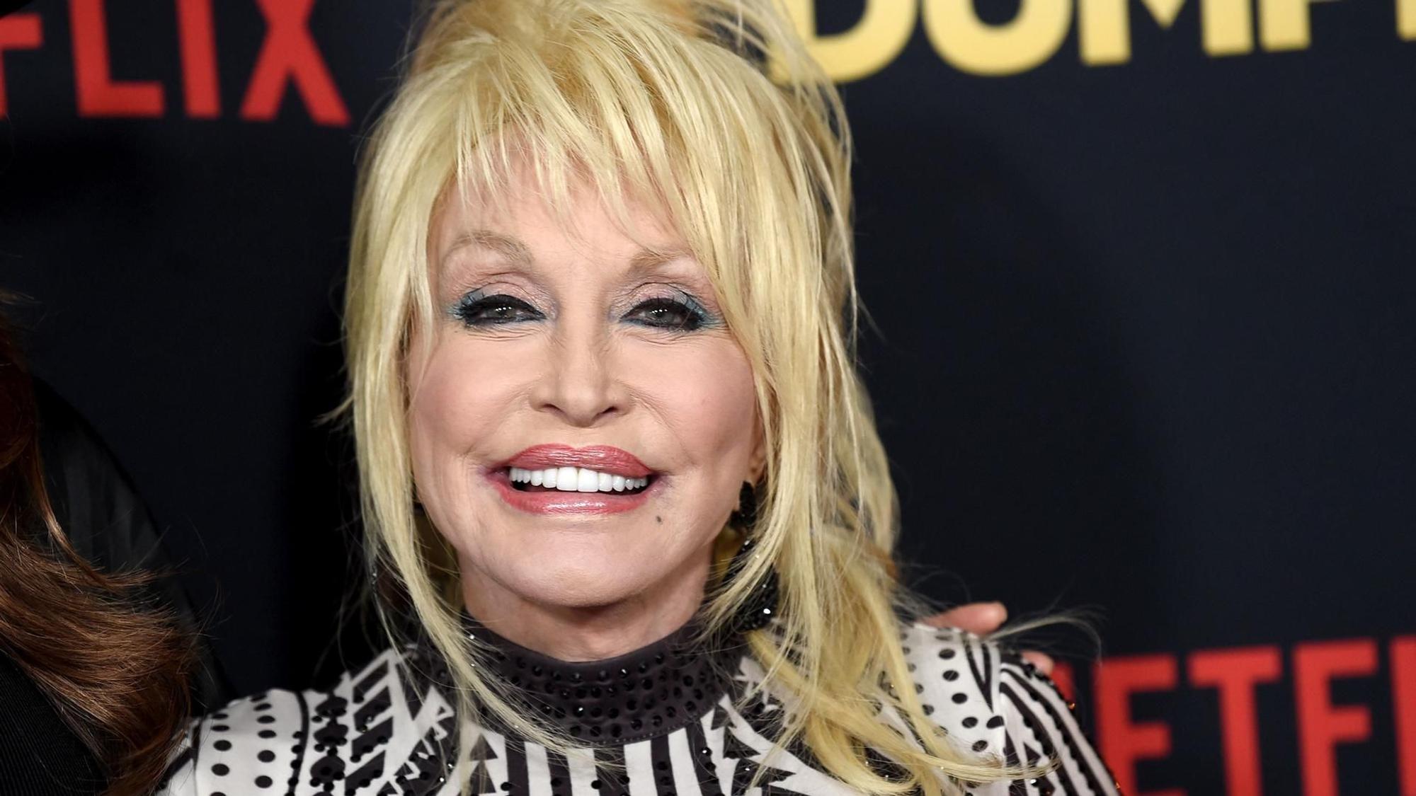 Dolly Parton lacht in die Kamera.