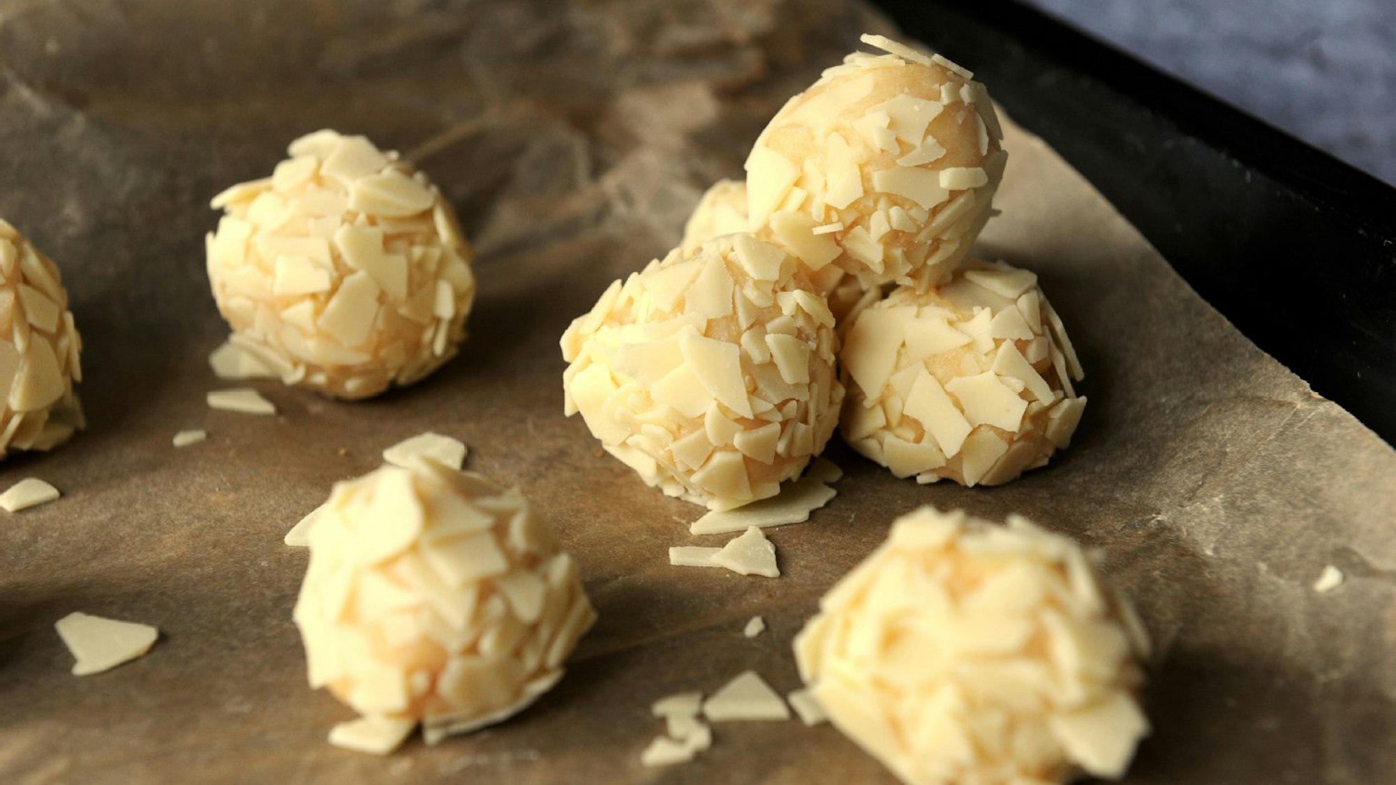 Weiße Rumkugeln von Juliane Soethout-Senger aus Frechen