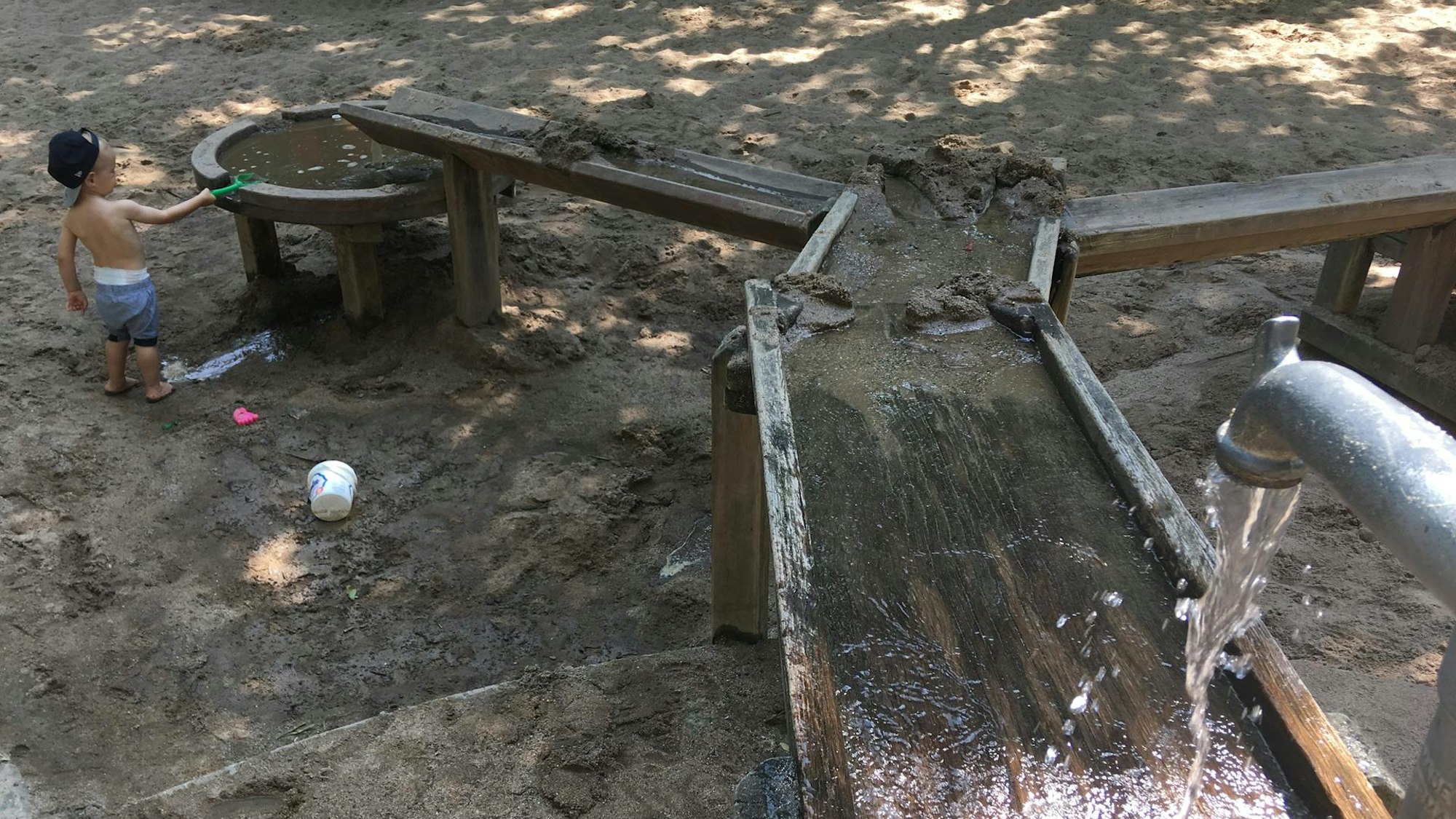 Ein Wasserspielgerät auf einem Spielplatz in Köln.