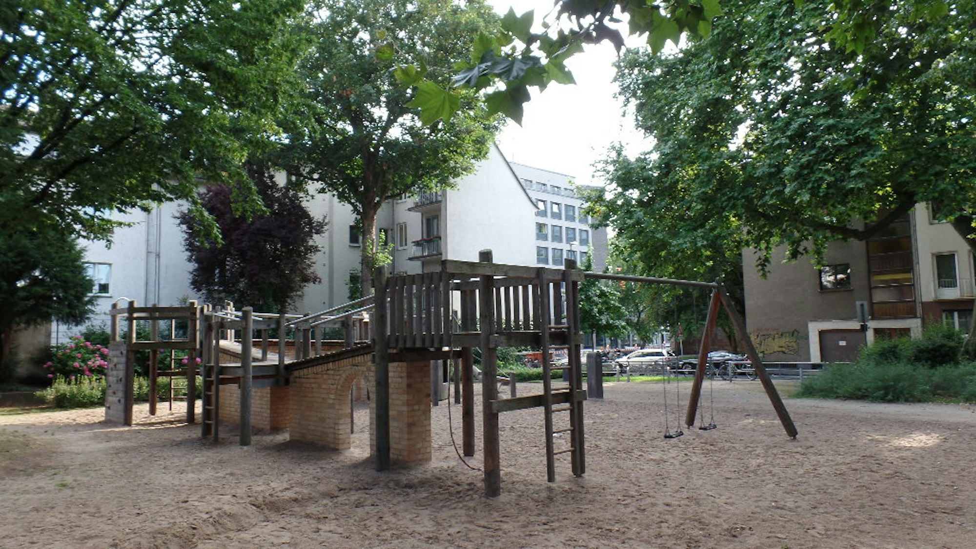 Der Spielplatz am Römerturm in Köln, zu sehen ist ein Klettergerüst.