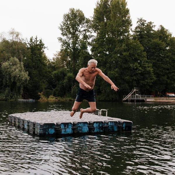 Alter Mann springt ins Wasser Getty Images