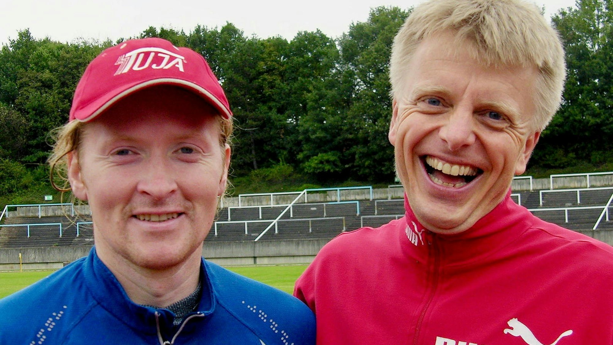 Joey Kelly mit blauer Jacke und roter Mütze steht nah neben Thomas Eickmann mit einer roten Jacke.