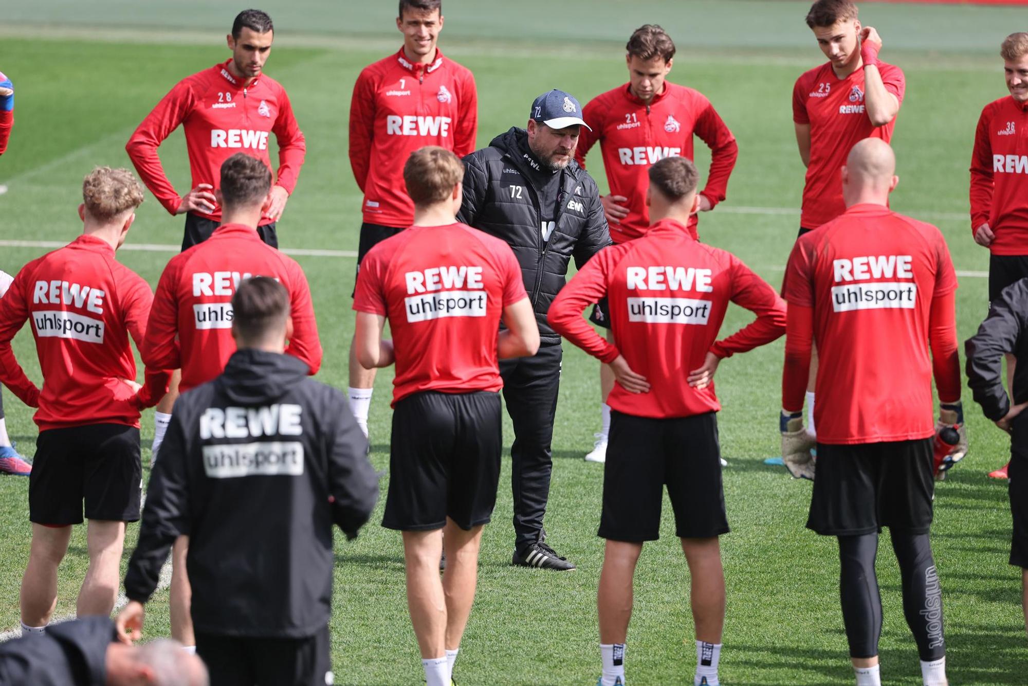 Baumgart spricht mit seinem Team
