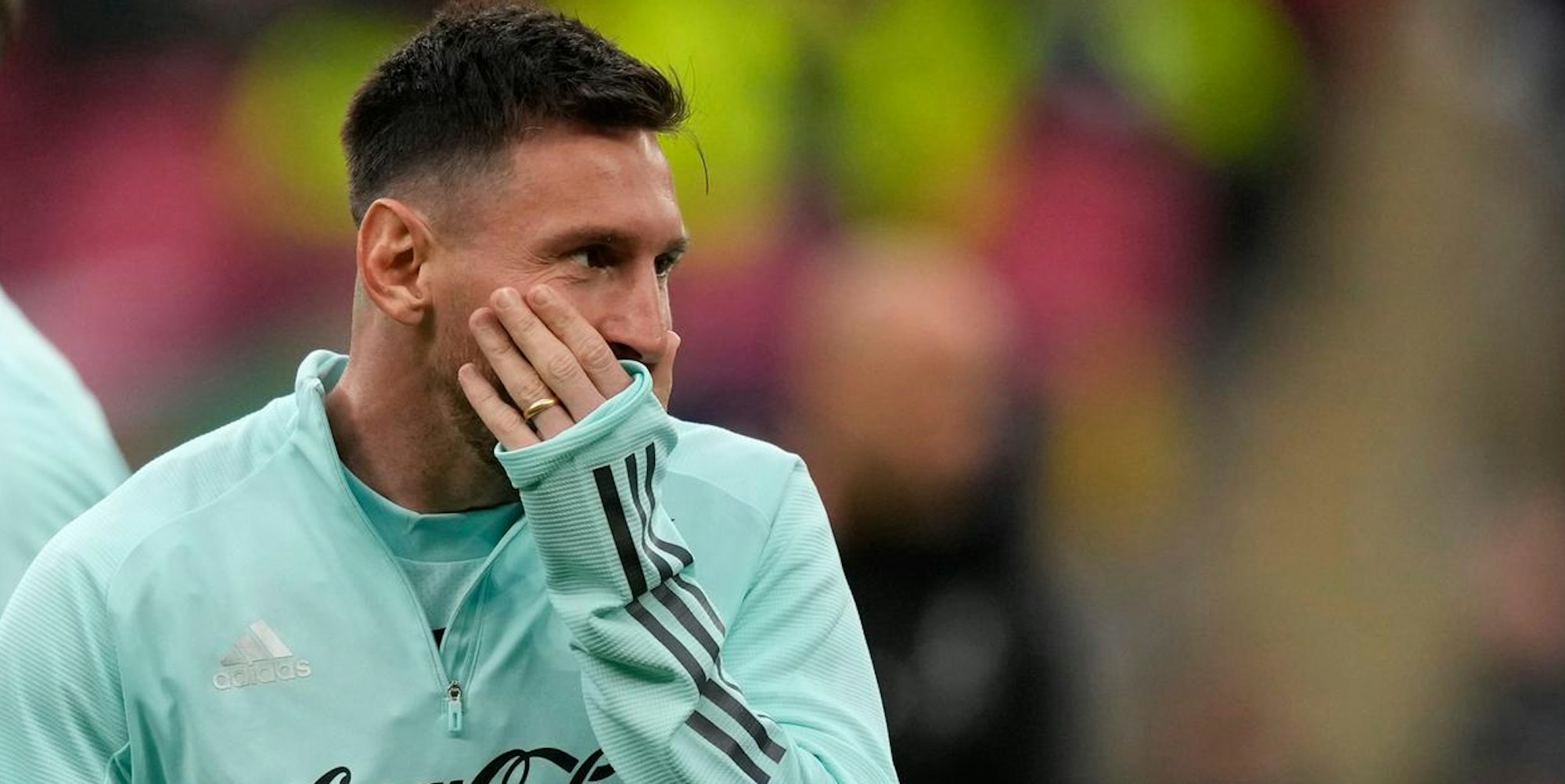 Messi hält sich die Wange