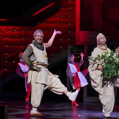 2022-04-27-Spamalot-Musical-PR3-RainerZaun-AlexandervonHugo-Ensemble-FotoBjörnHi