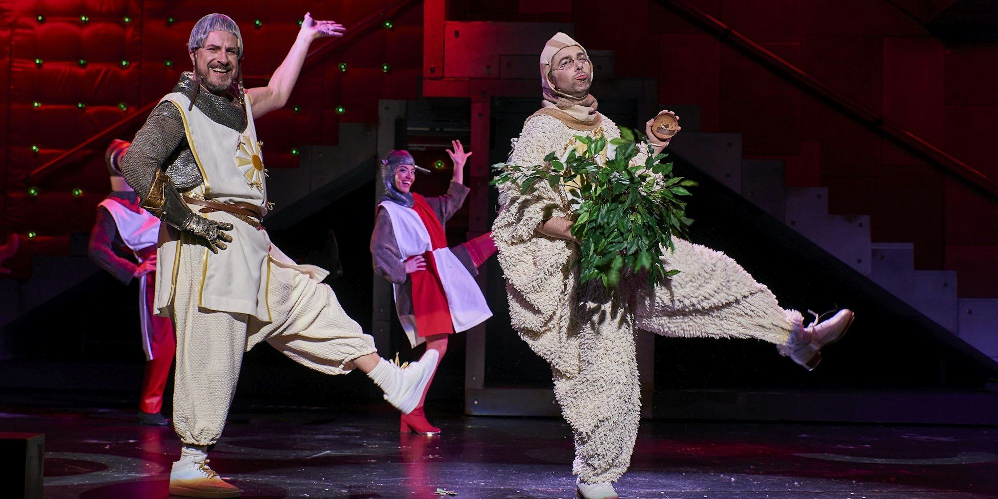 2022-04-27-Spamalot-Musical-PR3-RainerZaun-AlexandervonHugo-Ensemble-FotoBjörnHi