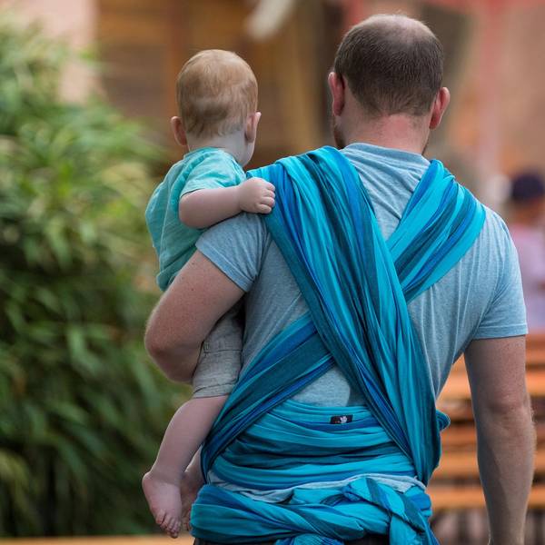 Mann_mit_Tragetuch_und_Baby_auf_dem_Arm
