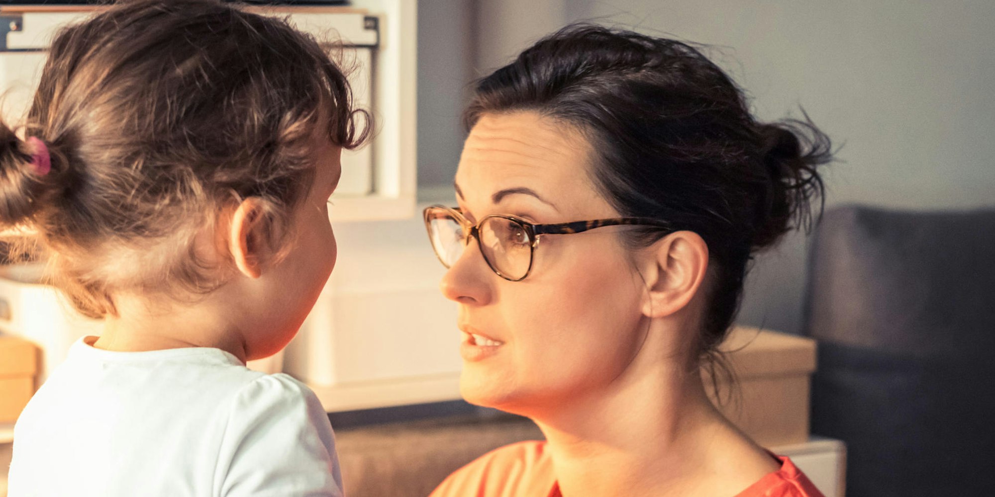 Mutter schimpft mit ihrem Kind.