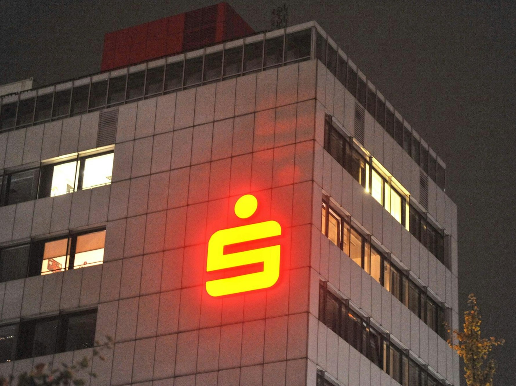 LEv-Sparkasse nachts
