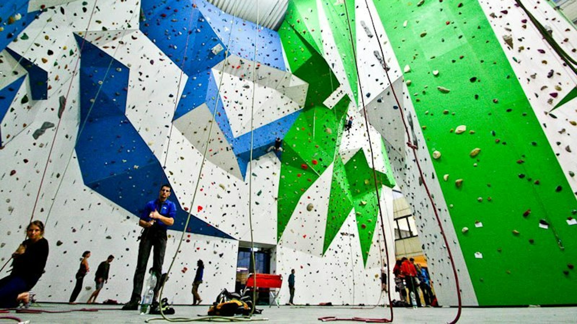 Boulder- und Kletterwände in der Kletterfabrik in Köln.