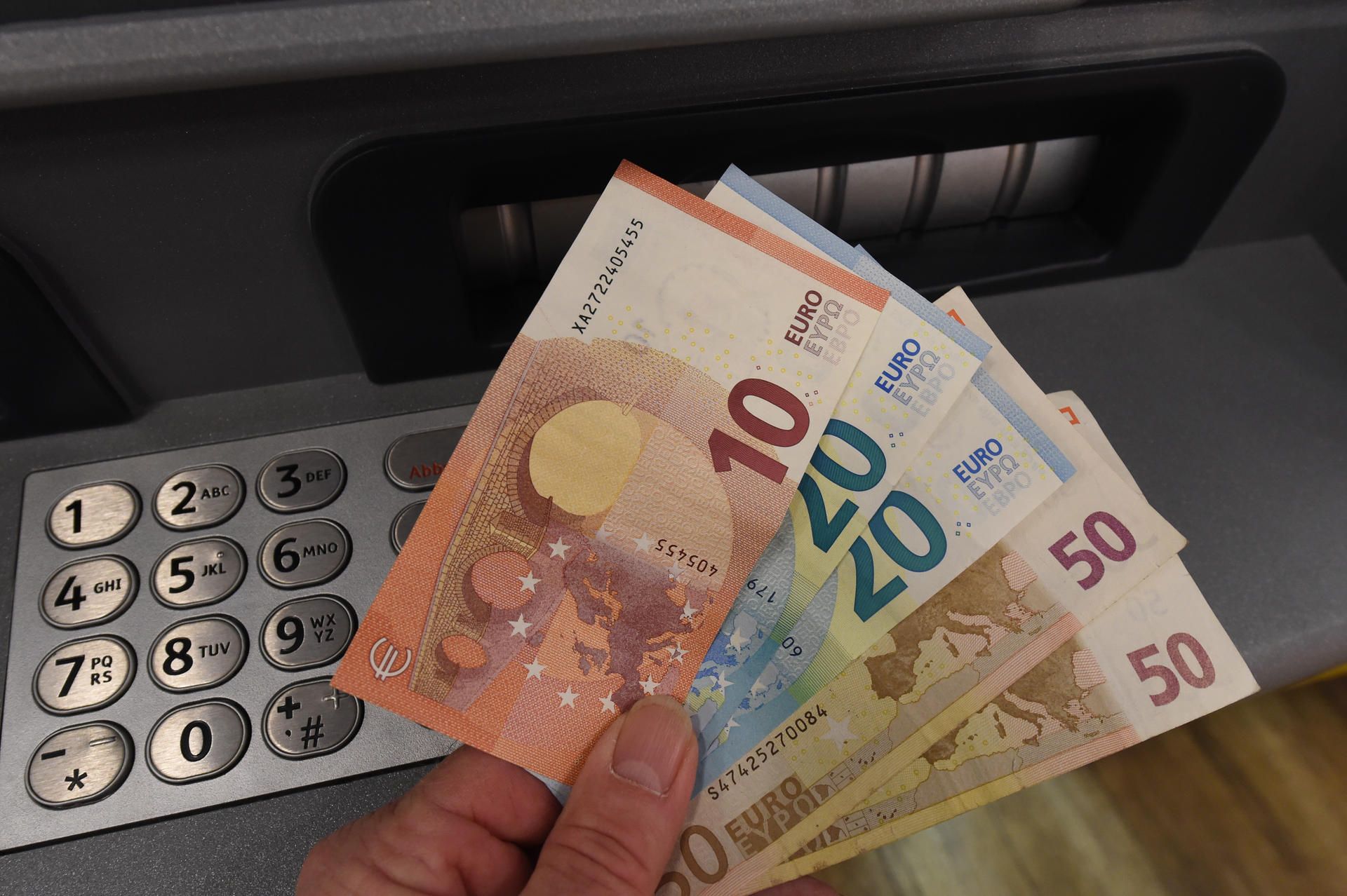 Geld_am_Geldautomate_59862315