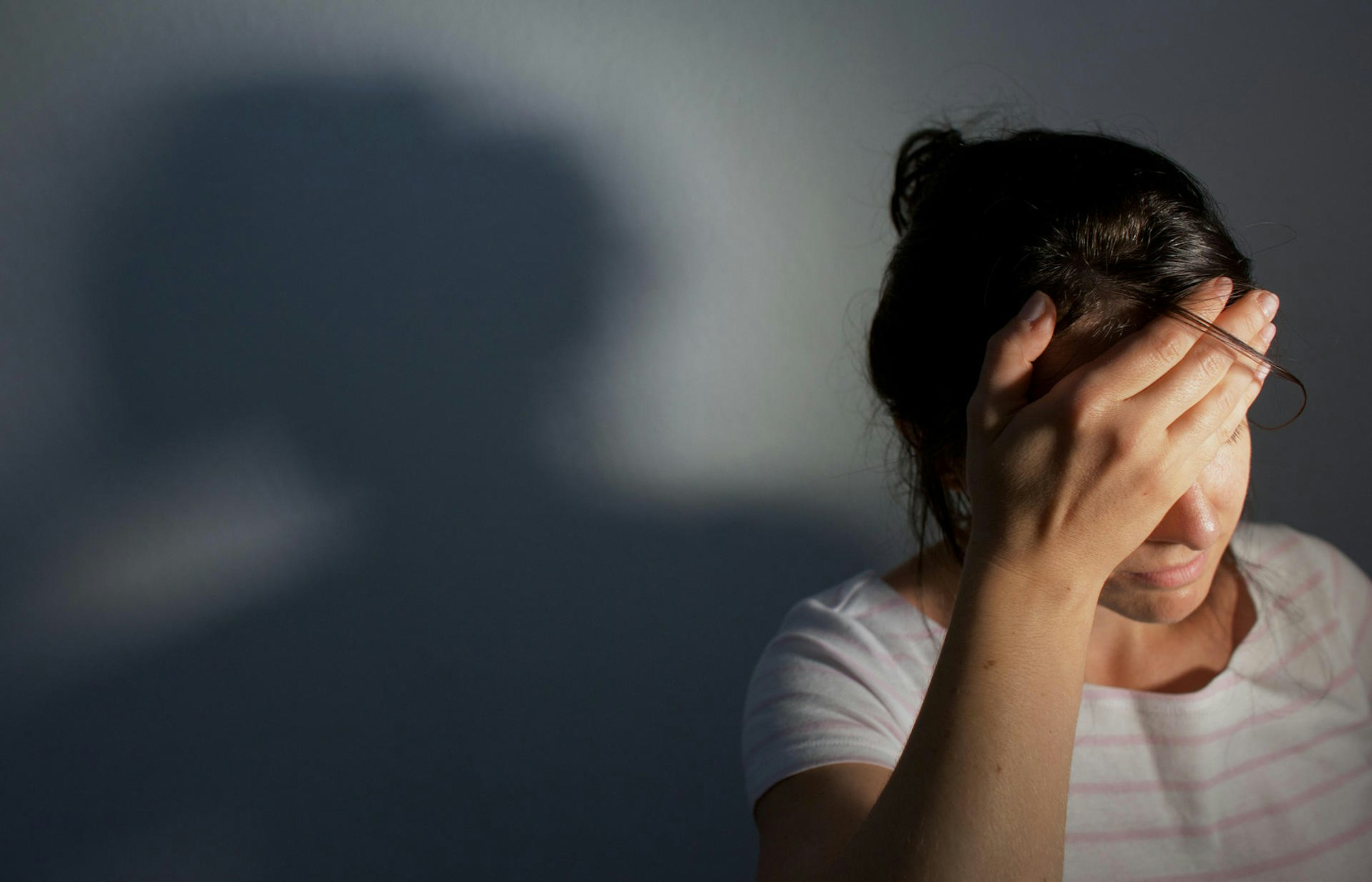 Frau hat Migraene und Kopfschmerzen Symbol dpa