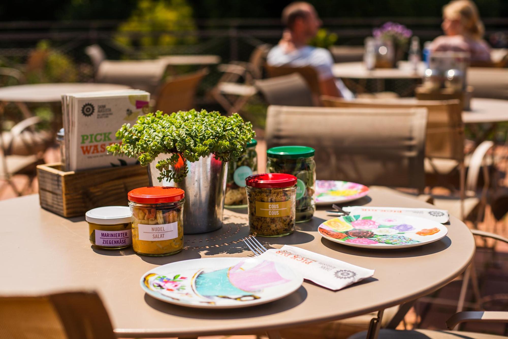 Flora Köln Essen in Gläsern auf Tisch