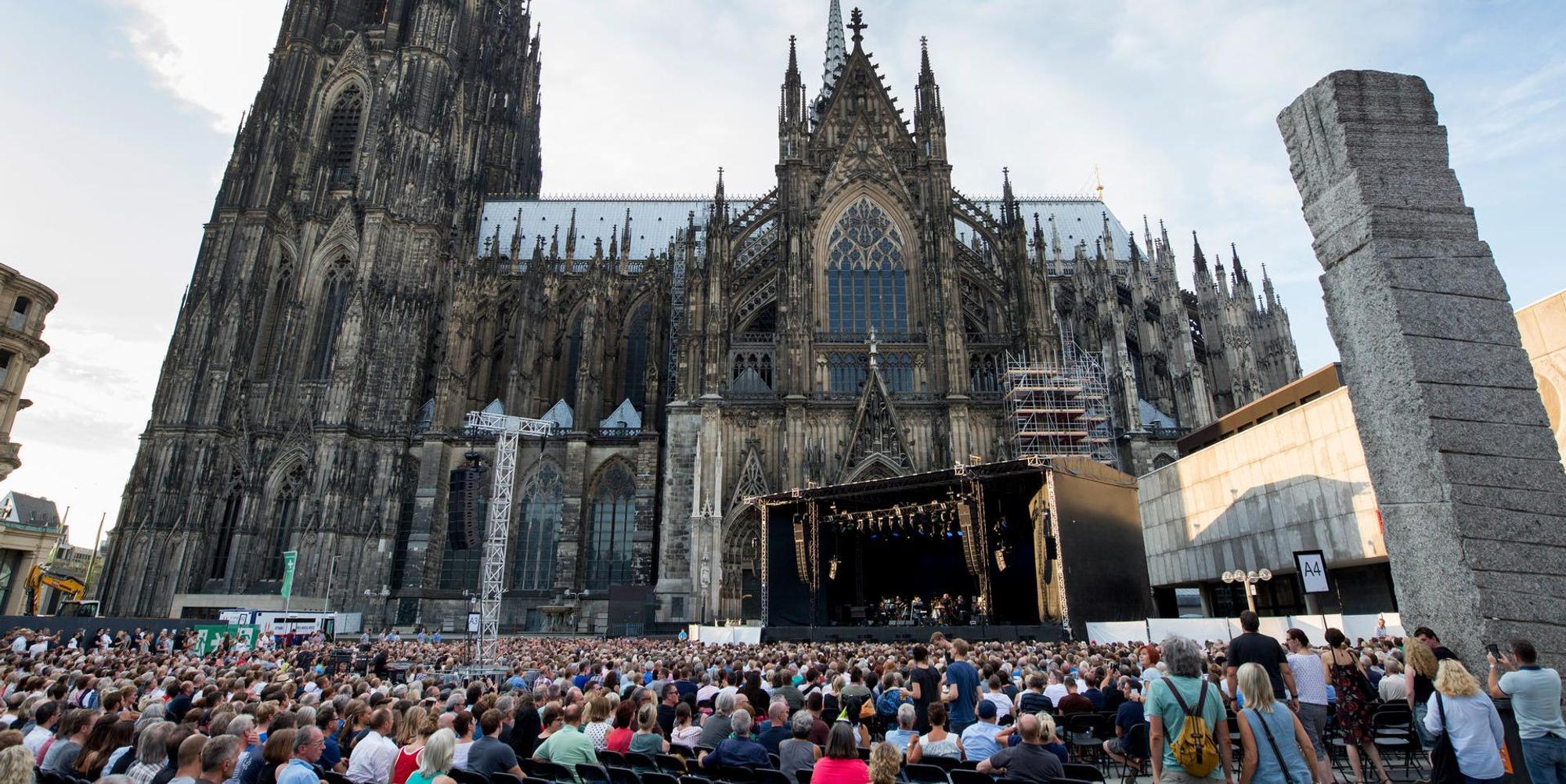 Roncalliplatz bei Van Morrison Konzert zuschauer