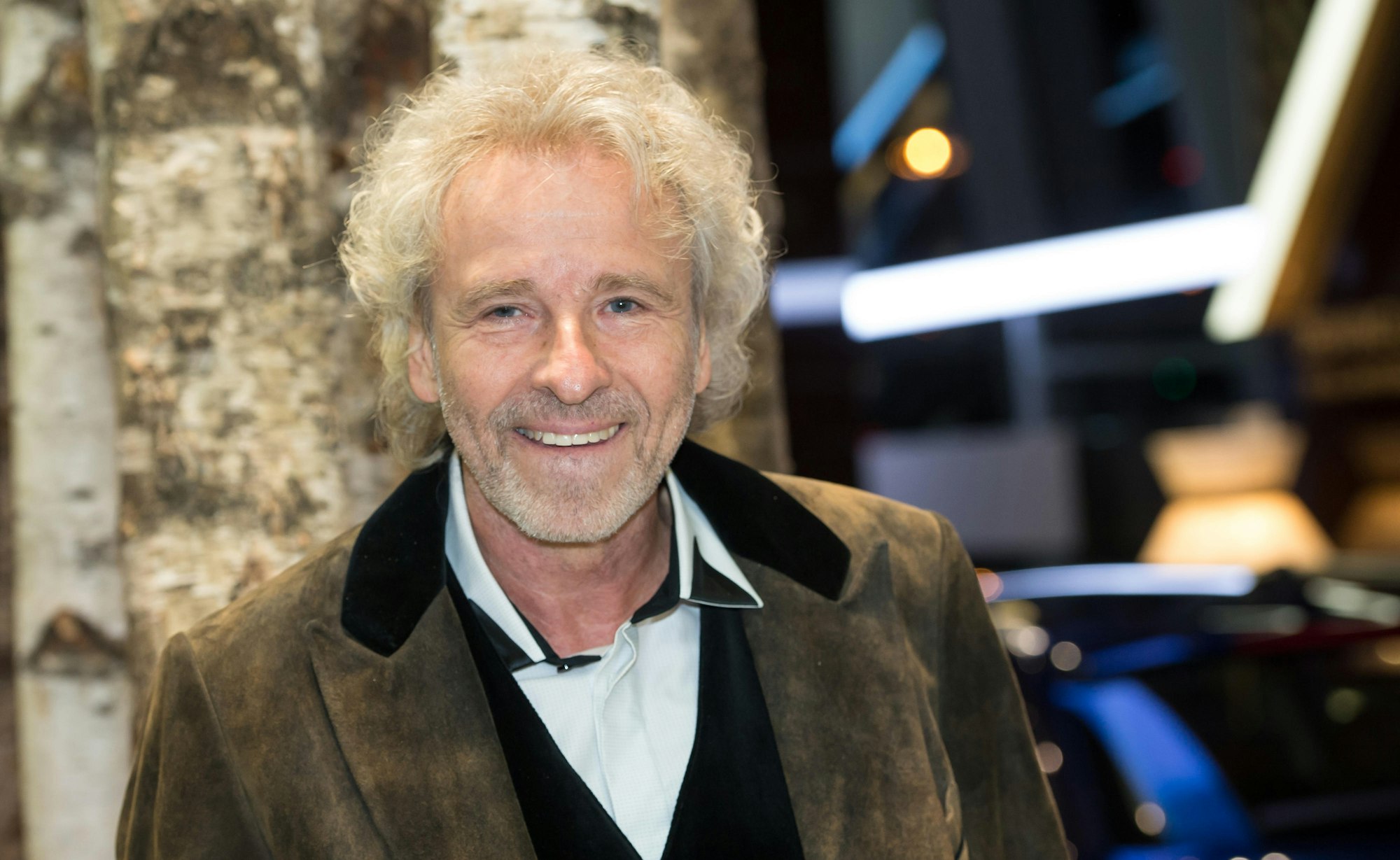 Thomas Gottschalk blickt in die Kamera.
