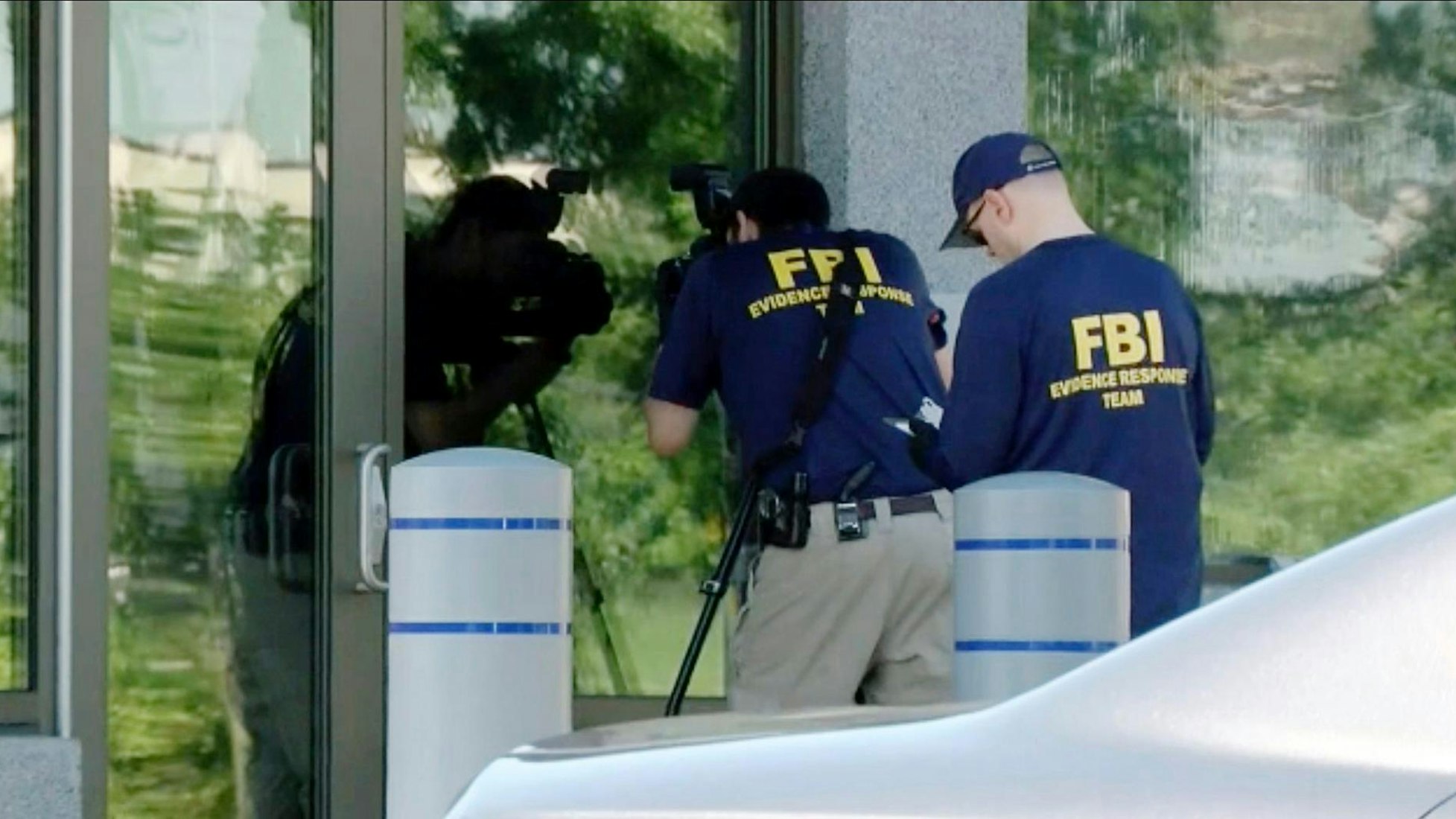 FBI-Mitarbeiter untersuchen einen Tatort.