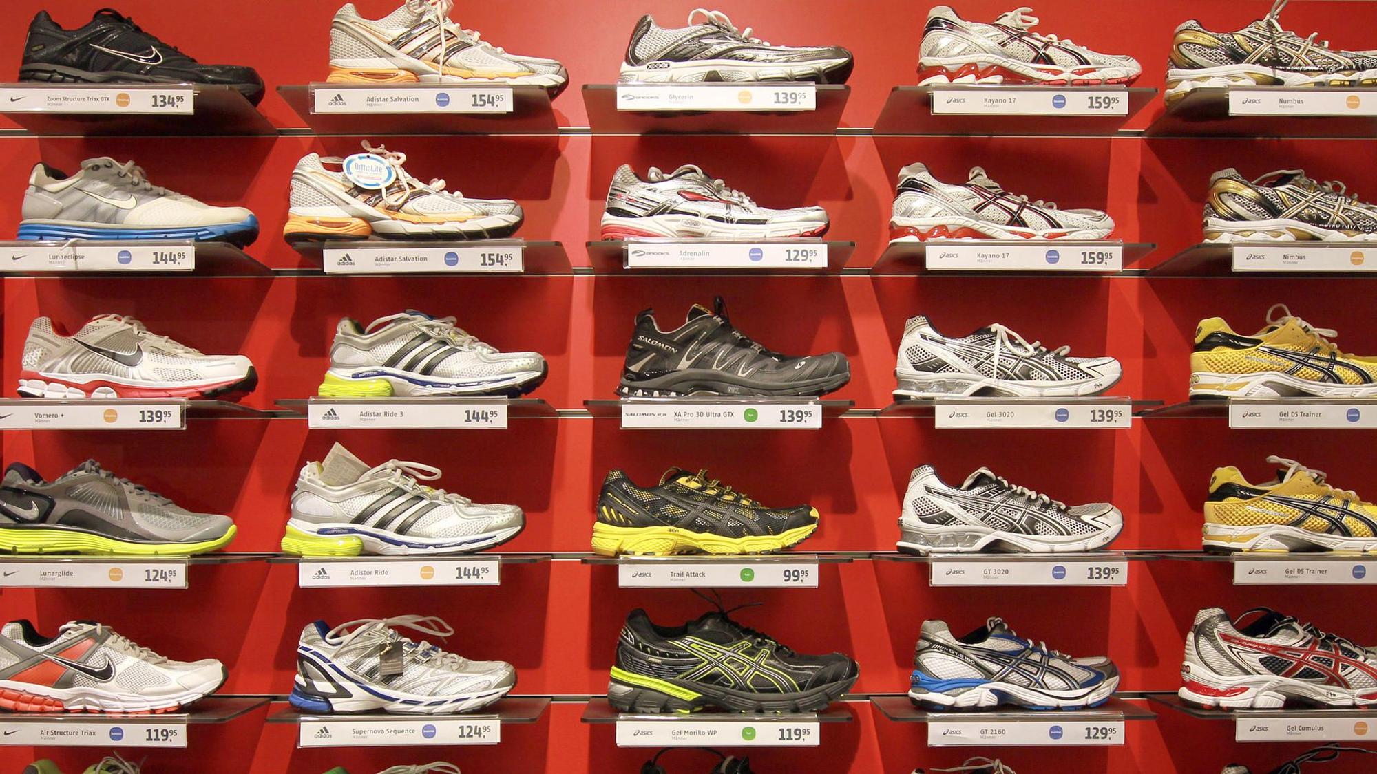 einzelne Sportschuhe an einer Wand