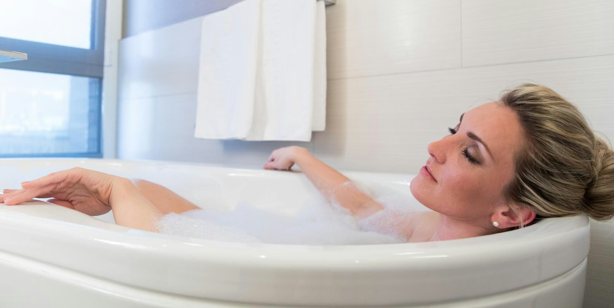 Frau badet