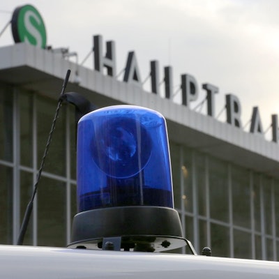 Ein Polizeiauto steht vor dem Kölner Hauptbahnhof.