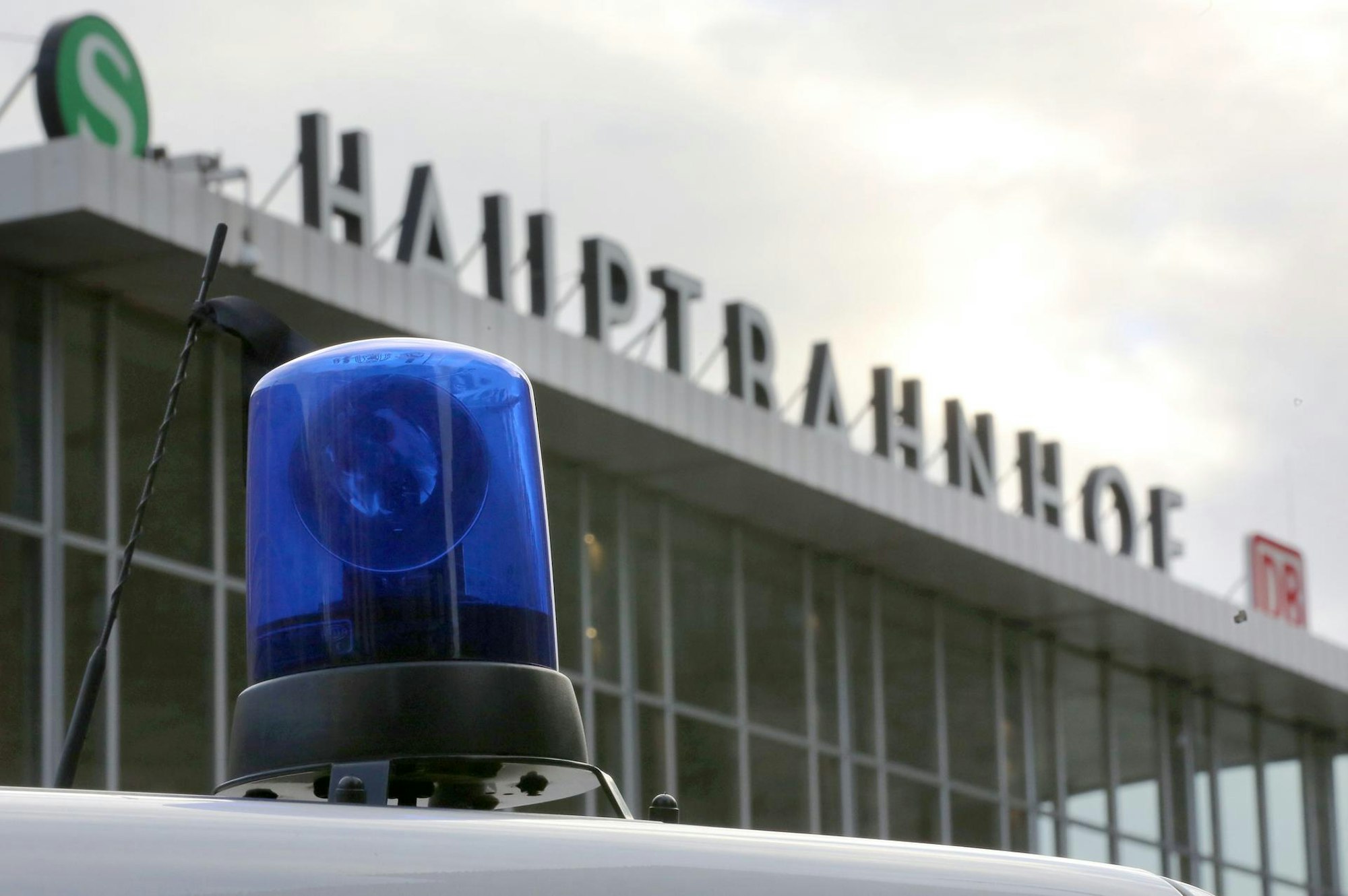 Ein Polizeiauto steht vor dem Kölner Hauptbahnhof.