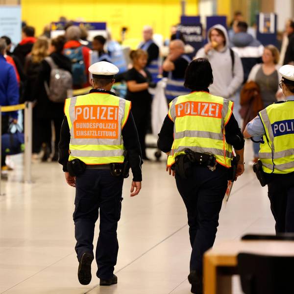 Bundepolizisten gehen durch die Flughafenhalle.