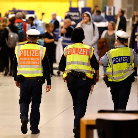 Bundepolizisten gehen durch die Flughafenhalle.