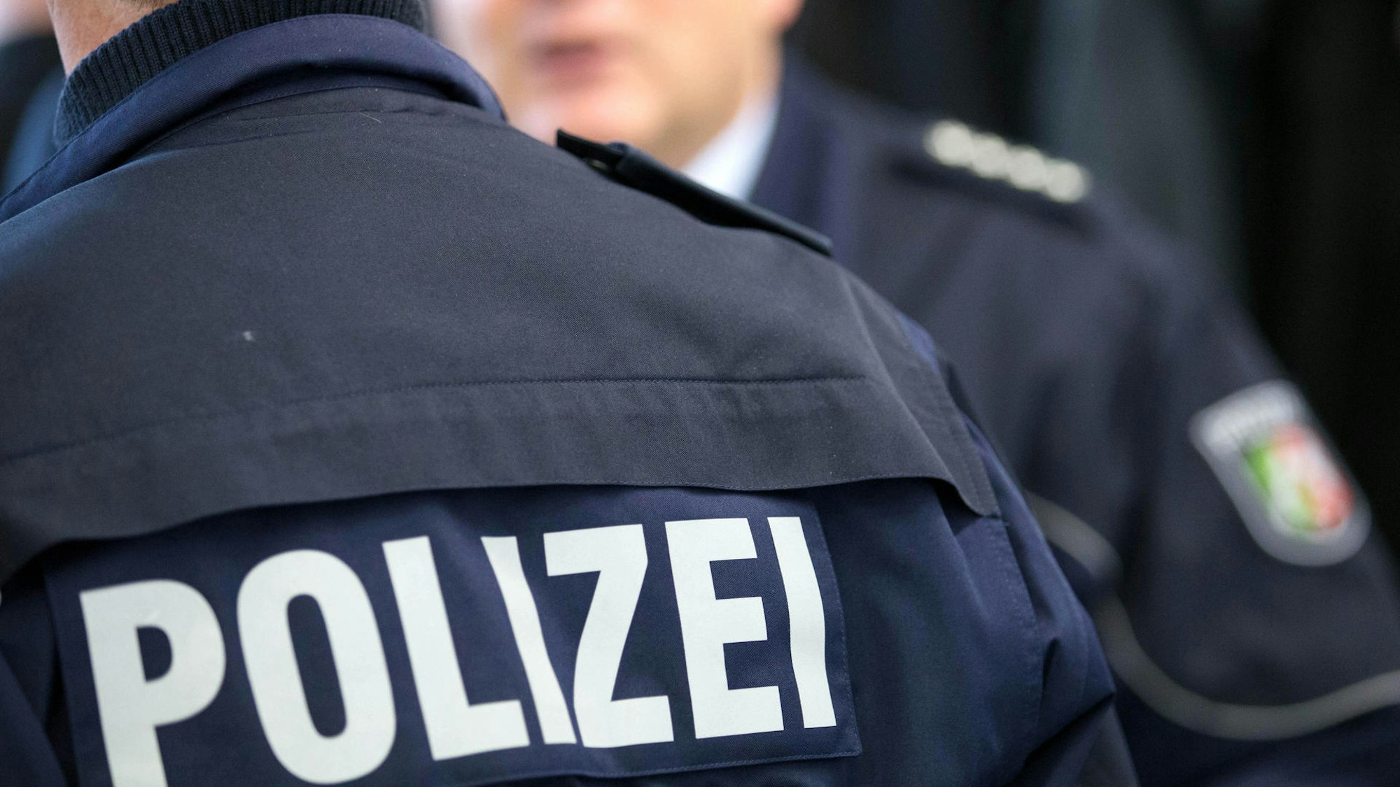 Zwei Polizeibeamte in Uniform.