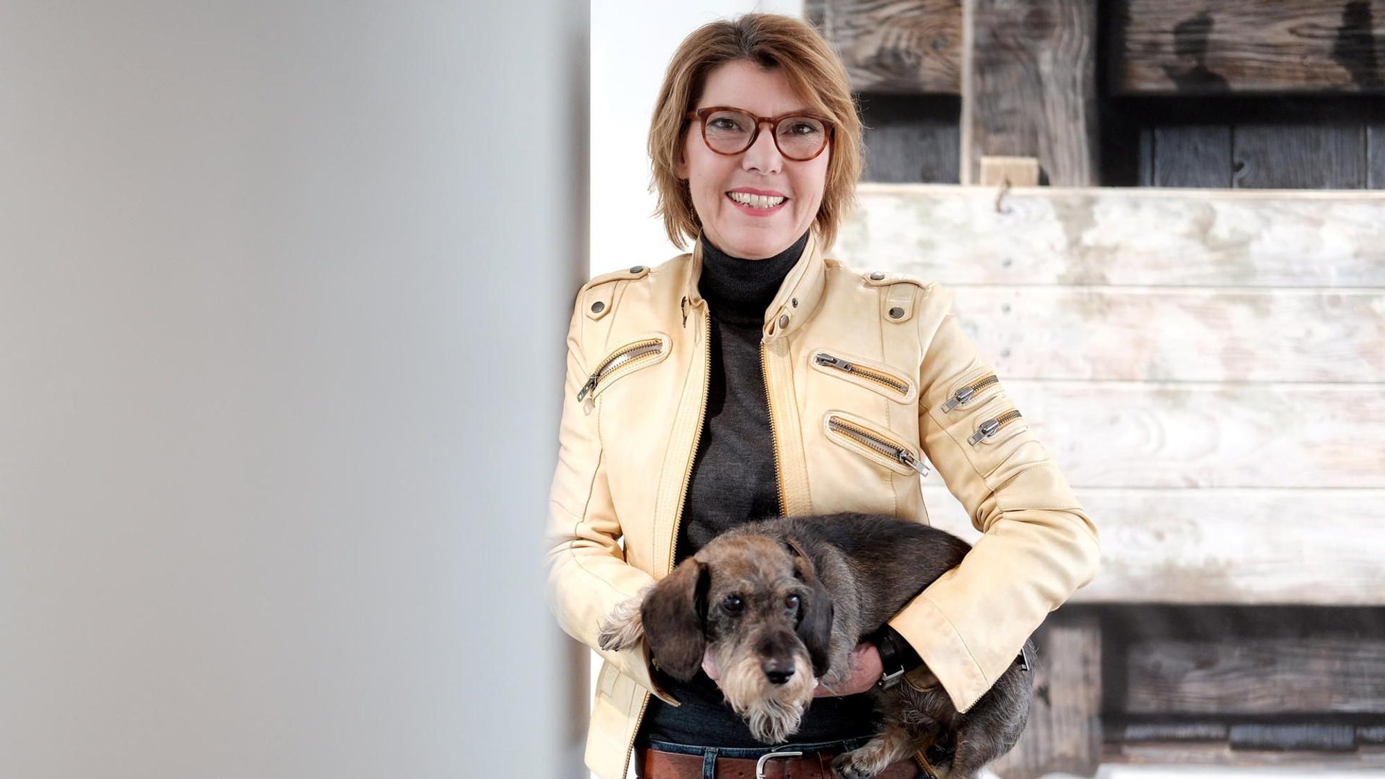 Bettina Böttinger mit ihrem Dackel Finchen.