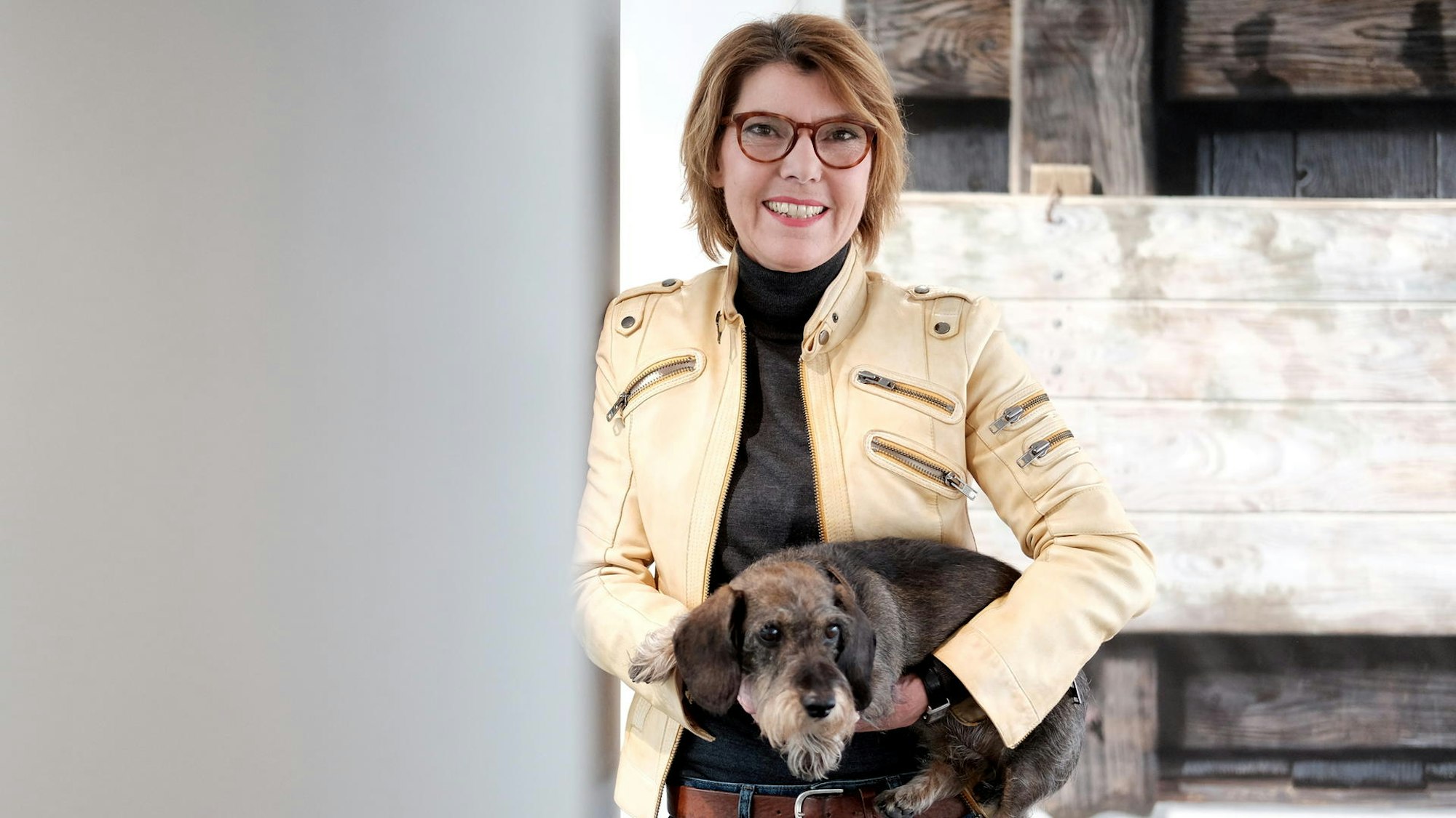 Bettina Böttinger mit ihrem Dackel Finchen.