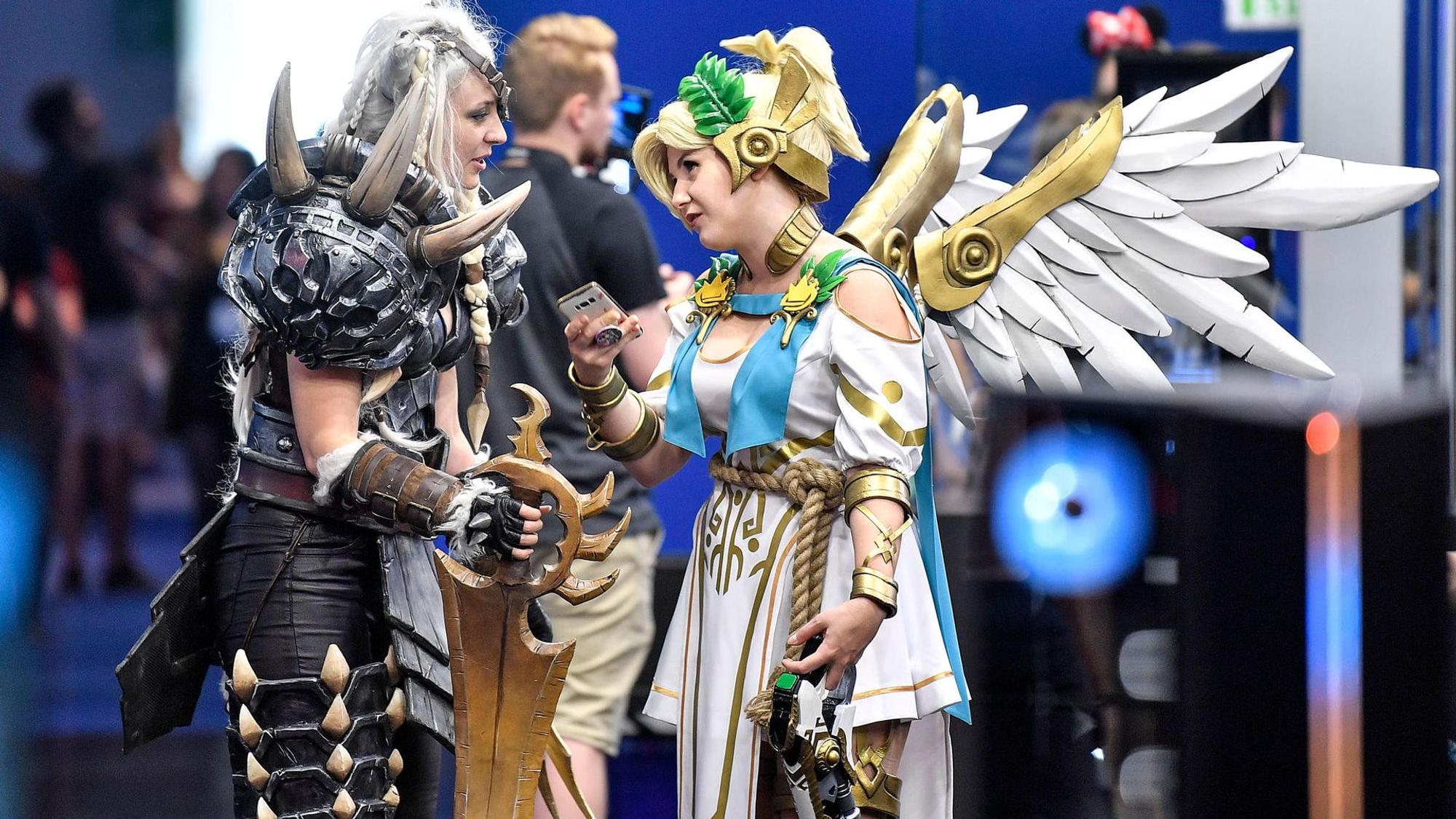Zwei Cosplayer in Kostümierung unterhalten sich.