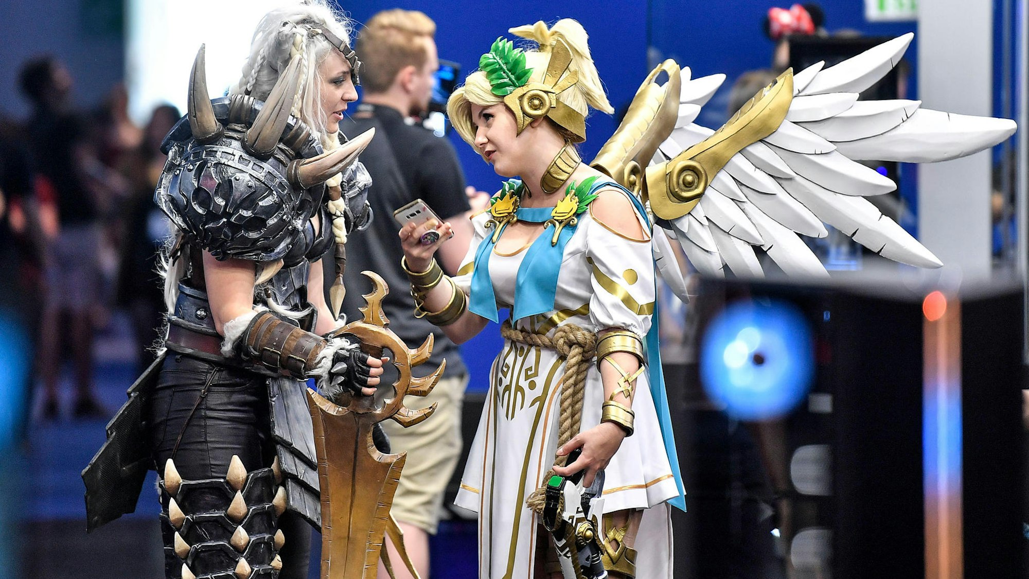 Zwei Cosplayer in Kostümierung unterhalten sich.